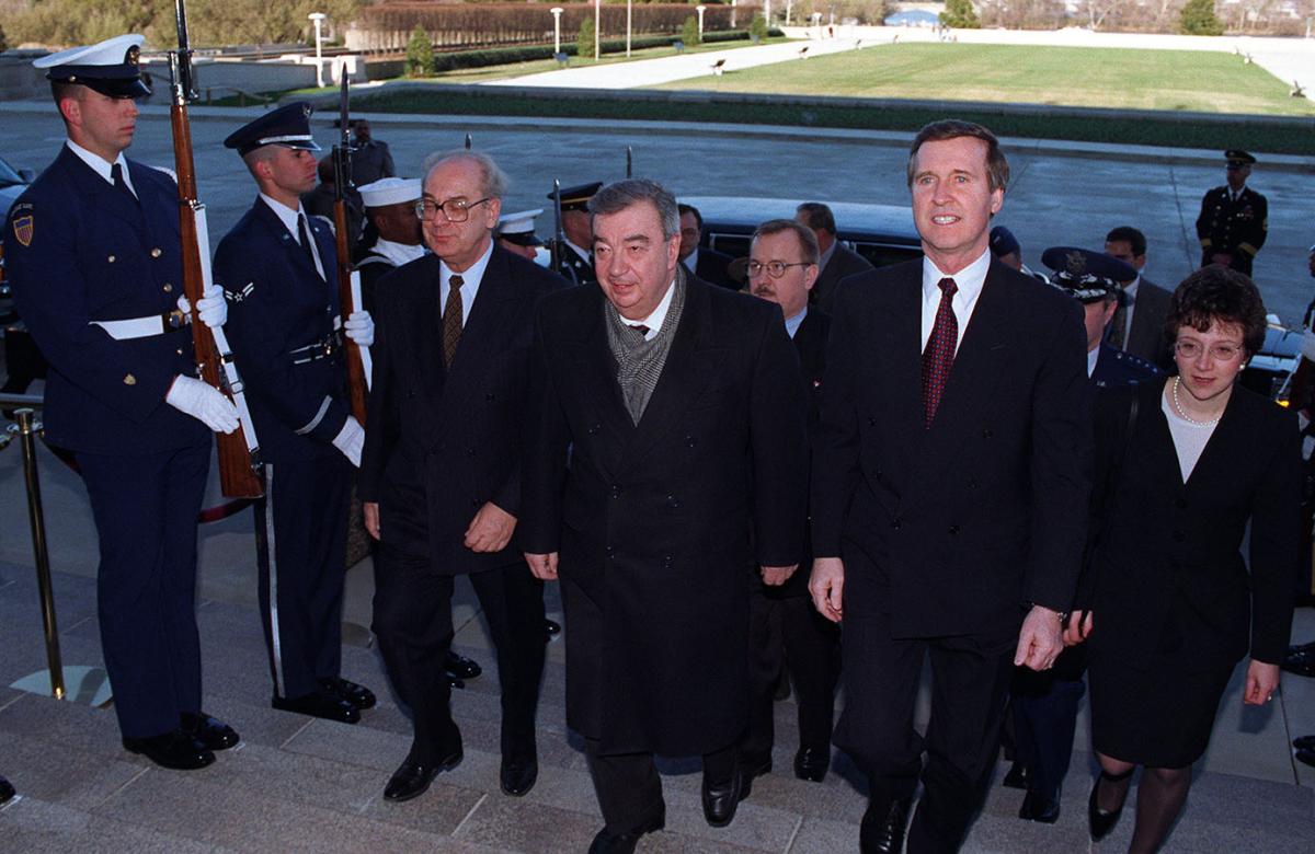 Yevgeny Primakov escorted by secretary of defense William S. Cohen 1997